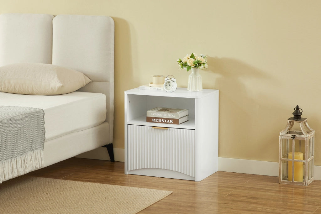 Comodino con 1 cassetto, vano aperto e maniglia dorata, per camera da letto e soggiorno, bianco 58 × 38 × 60 cm