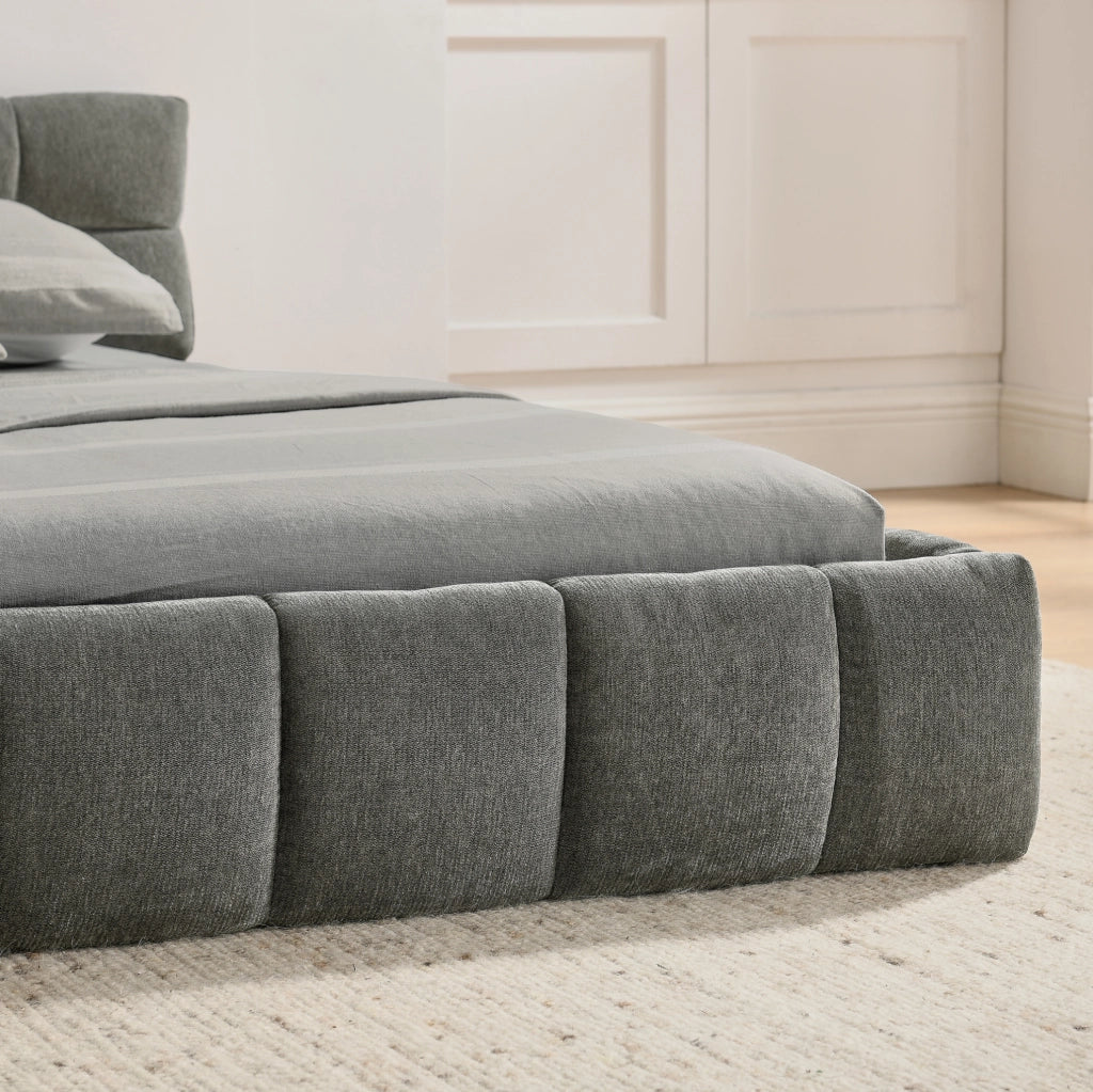 Letto matrimoniale 140x200 cm in chenille grigio scuro con struttura in legno di eucalipto e ferro