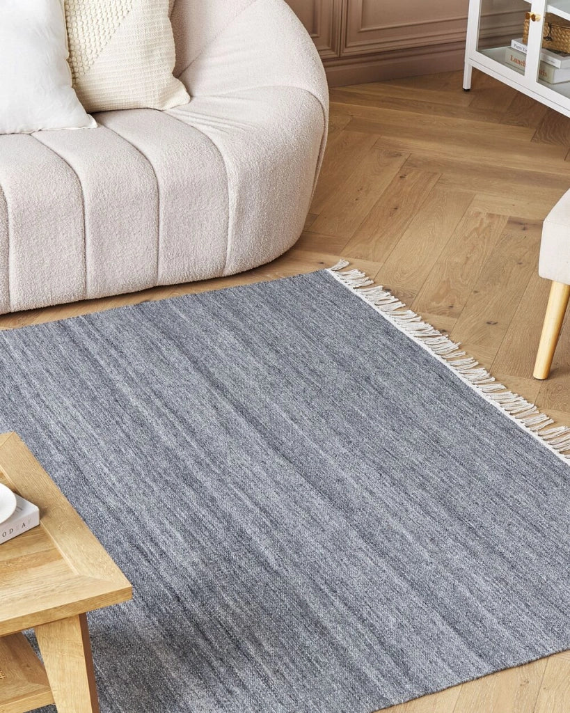 Tappeto in PET riciclato colore grigio con frange 160 x 230 cm interno esterno