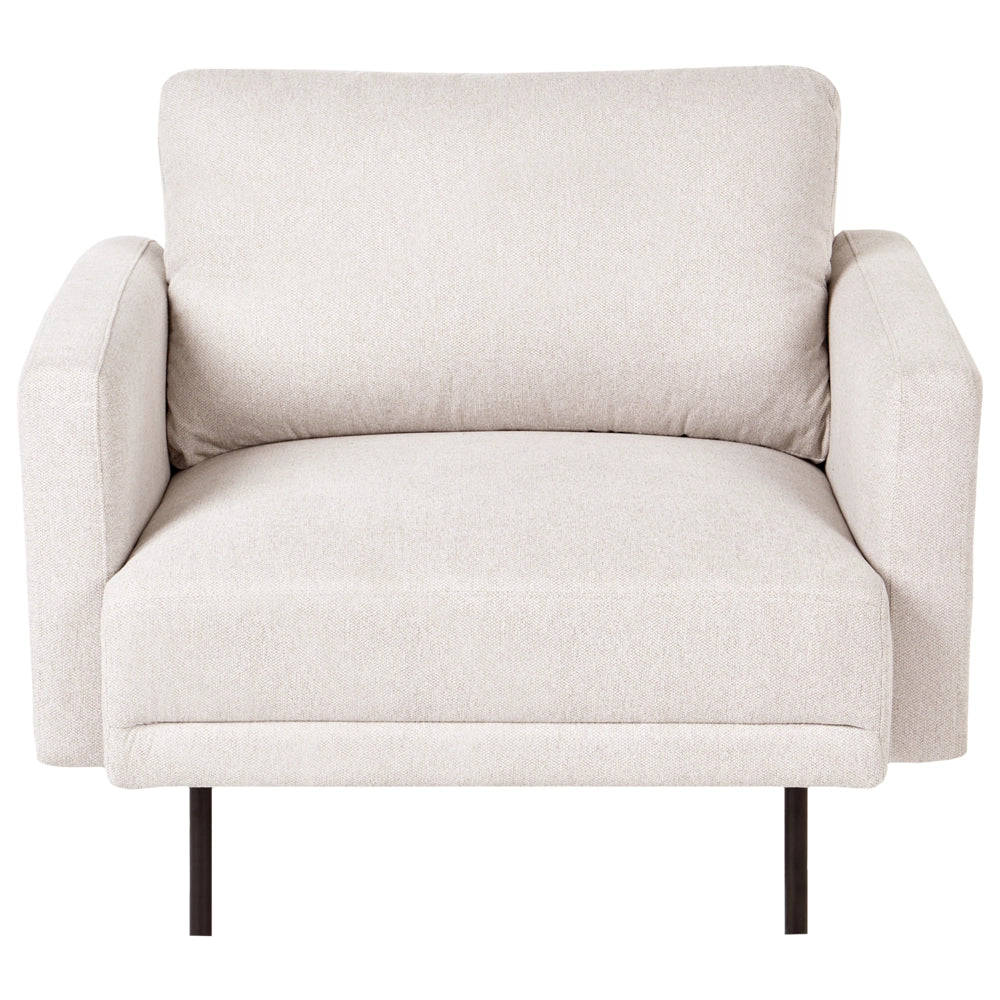 Poltrona moderna imbottita in tessuto beige chiaro con gambe in metallo stile moderno e minimalista