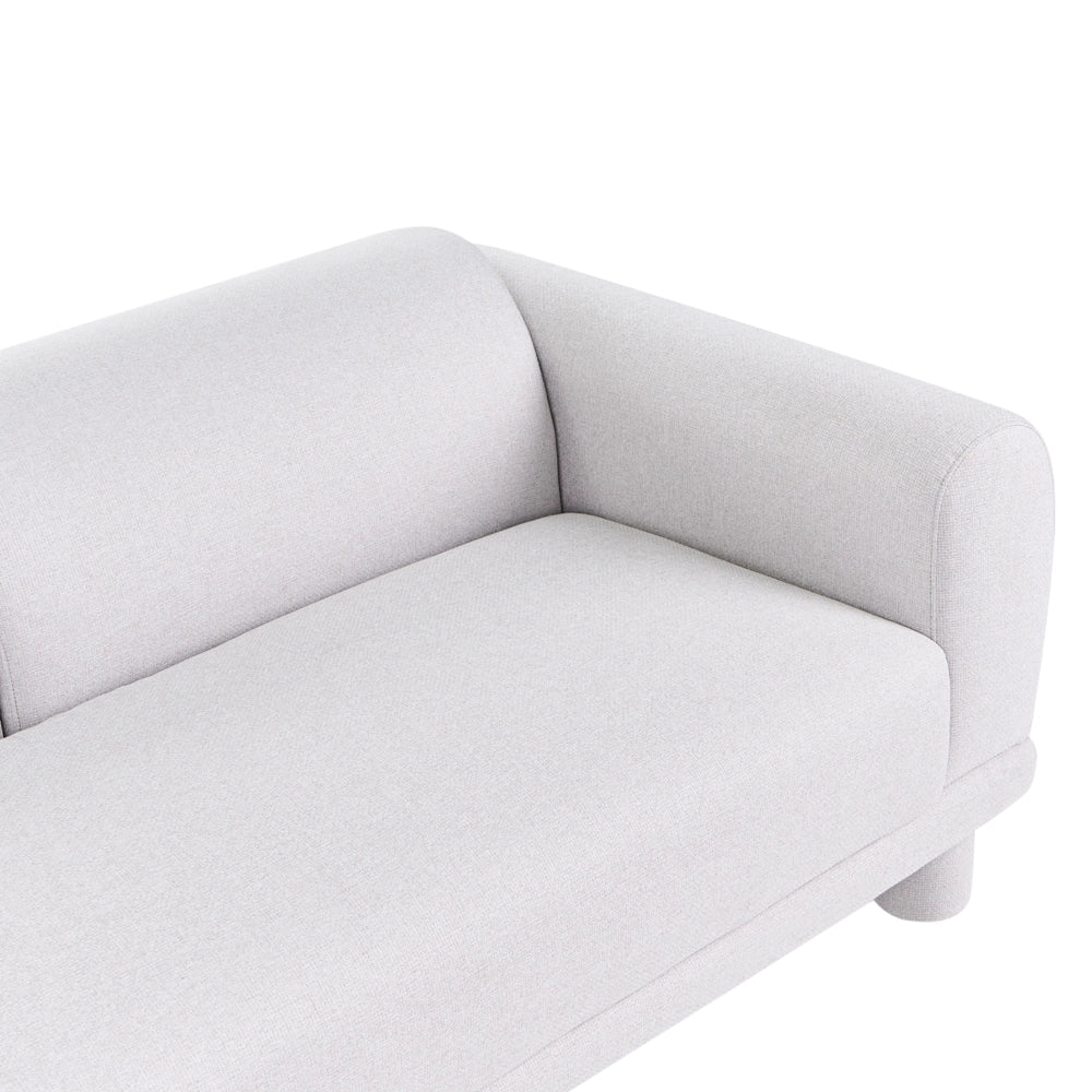 Divano a 3 posti in tessuto grigio chiaro con cuscini decorativi extra e gambe rivestite stile retrò-moderno