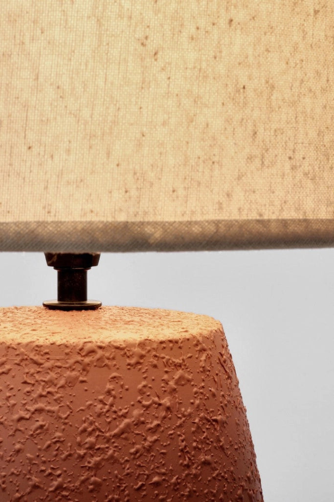 Lampada da Tavolo con Base in Ceramica e Paralume in Lino - MEI-HSUAN