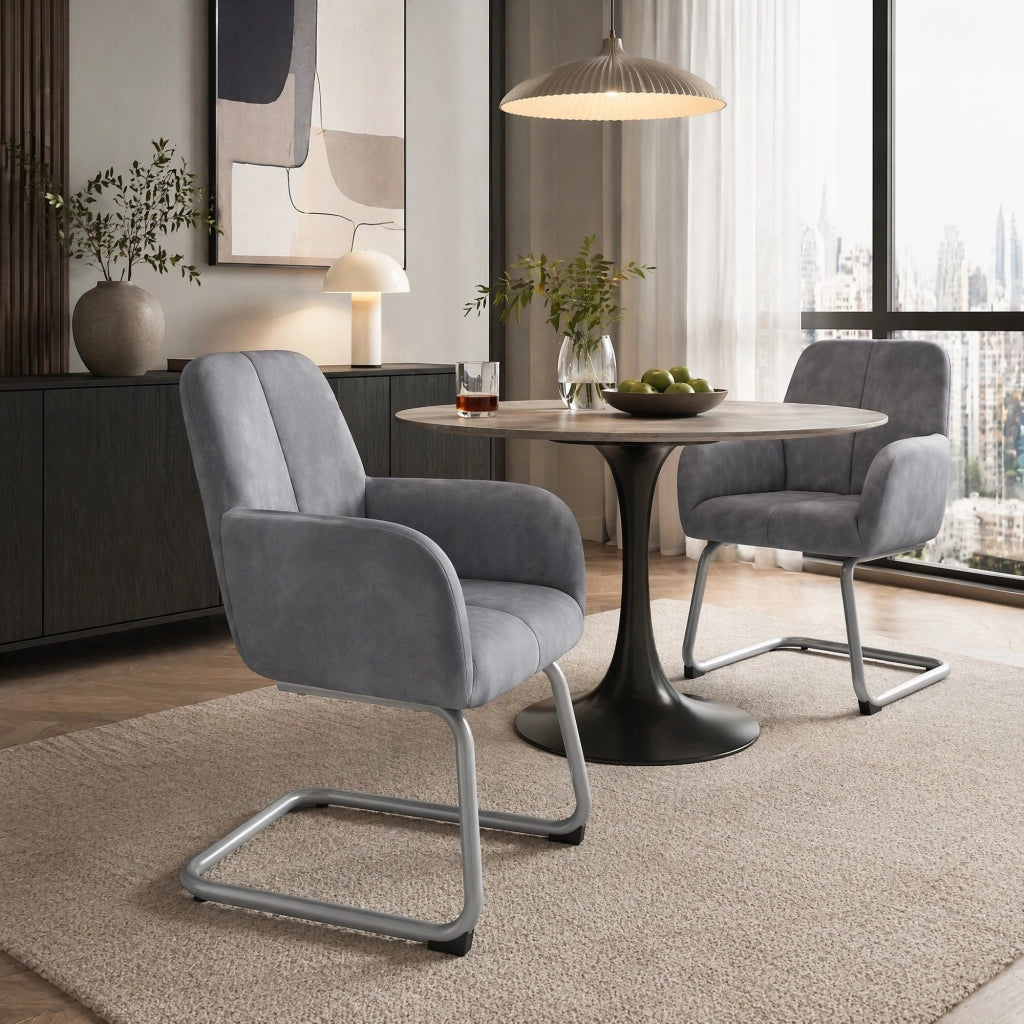 Set di 2 sedie da pranzo in ecopelle grigia con struttura in acciaio, design ergonomico e braccioli integrati
