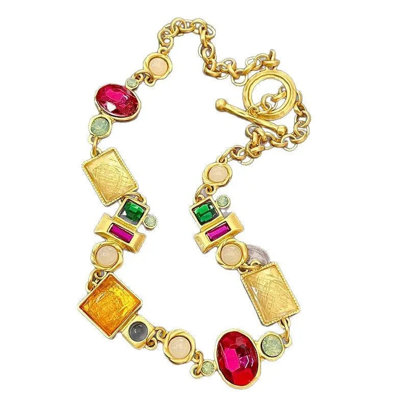 Set di collana, bracciale e orecchini realizzati a mano con pietre preziose artificiali colorate.