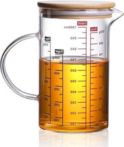 Bicchiere di Misura in Vetro - 1000 ml Bicchiere di Precisione in Borosilicato - Bicchiere di Misura Termoresistente - Contenitore in Vetro con Copertura in Bambù - Set di Misurini per Zucchero, Farina e Riso - Ideale per la Cucina