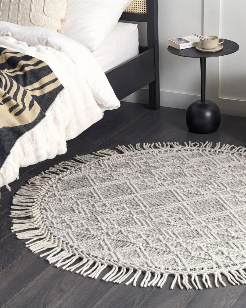 Tappeto grigio e bianco sporco in lana e poliestere ⌀ 140 cm intrecciato a mano a trama piatta con frange e motivo geometrico