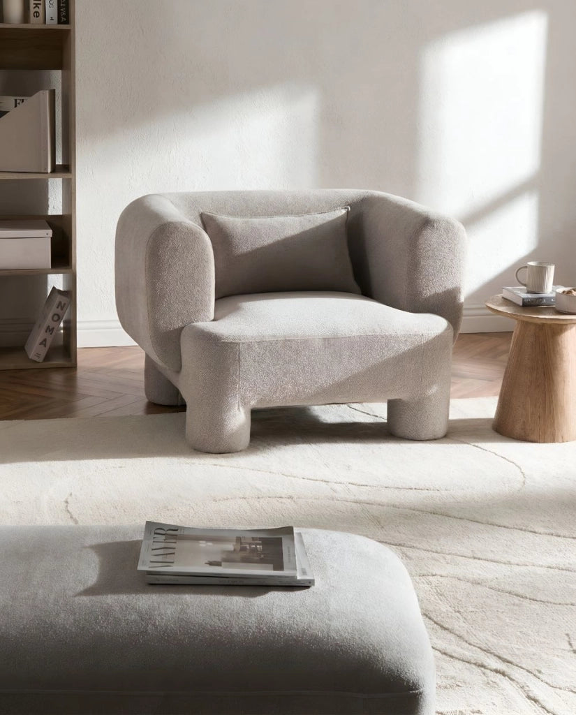 Poltrona in tessuto beige scuro con rivestimento in tessuto felpato gambe cilindriche e stile organico