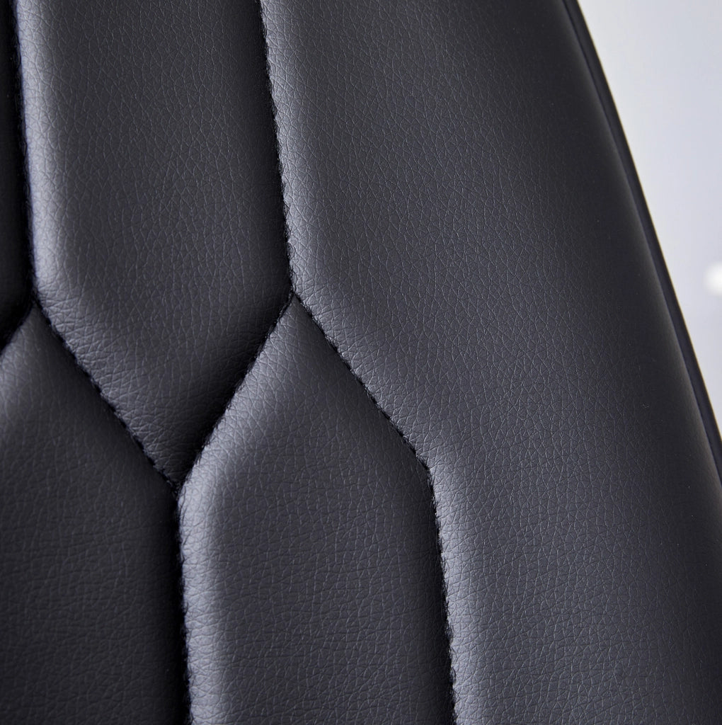 Sedia da pranzo nera in ecopelle con gambe metalliche argento, design moderno e minimale
