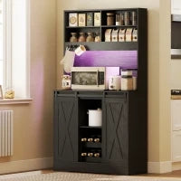 Credenza da Cucina Alta Stile Rustico con 2 Armadietti, Portabottiglie, Prese di Ricarica e Luci LED, Nero