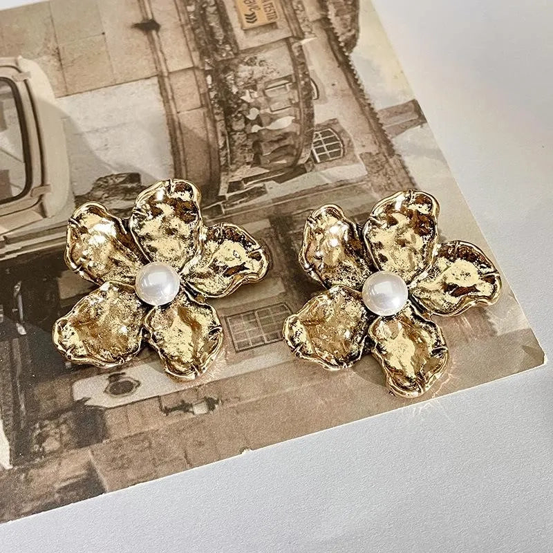 Collana e orecchini con ciondolo a fiore in oro fatti a mano e perle, regalo di Natale o compleanno.