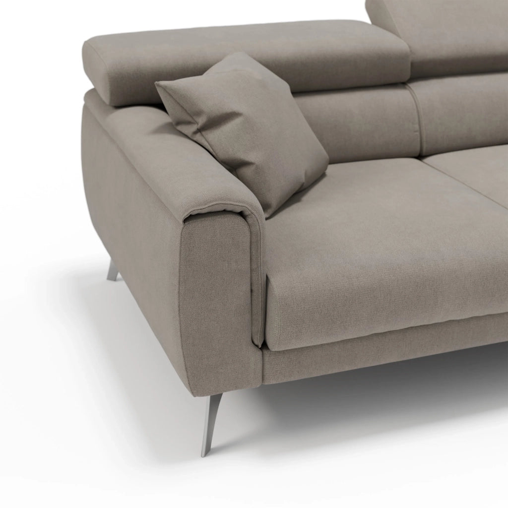 Caravaggio Divano con 3 sedute allungabili indipendenti e poggiatesta reclinabili in tessuto impermeabile T02 244 cm beige