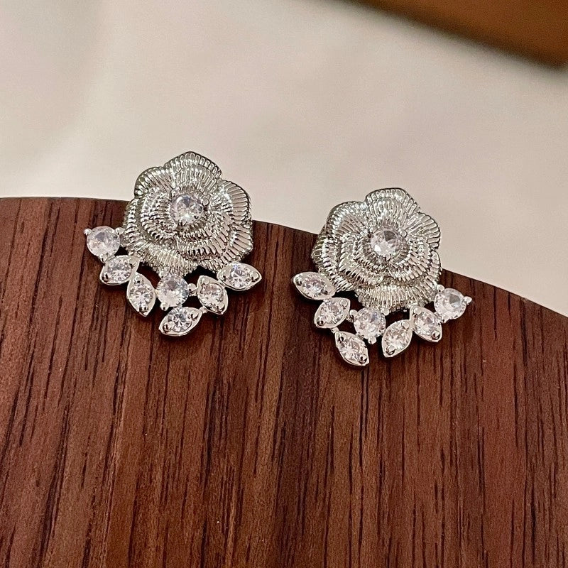 Squisiti mini orecchini a forma di camelia con zirconi, un tocco di lusso.