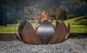 Braciere a Legna Struttura a Petali Sovrapposti Ninfea in Acciaio Corten Effetto Ruggine