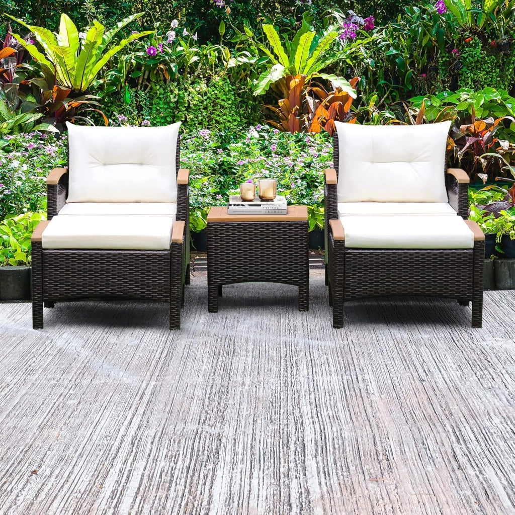 Set Mobili da Giardino 5 Pezzi, Salotto da Giardino in Rattan PE con 2 Poltrone, 1 Tavolino e 2 Poggiapiedi, Cuscini Morbidi, Braccioli e Piano in Legno, per Cortile (Bianco)