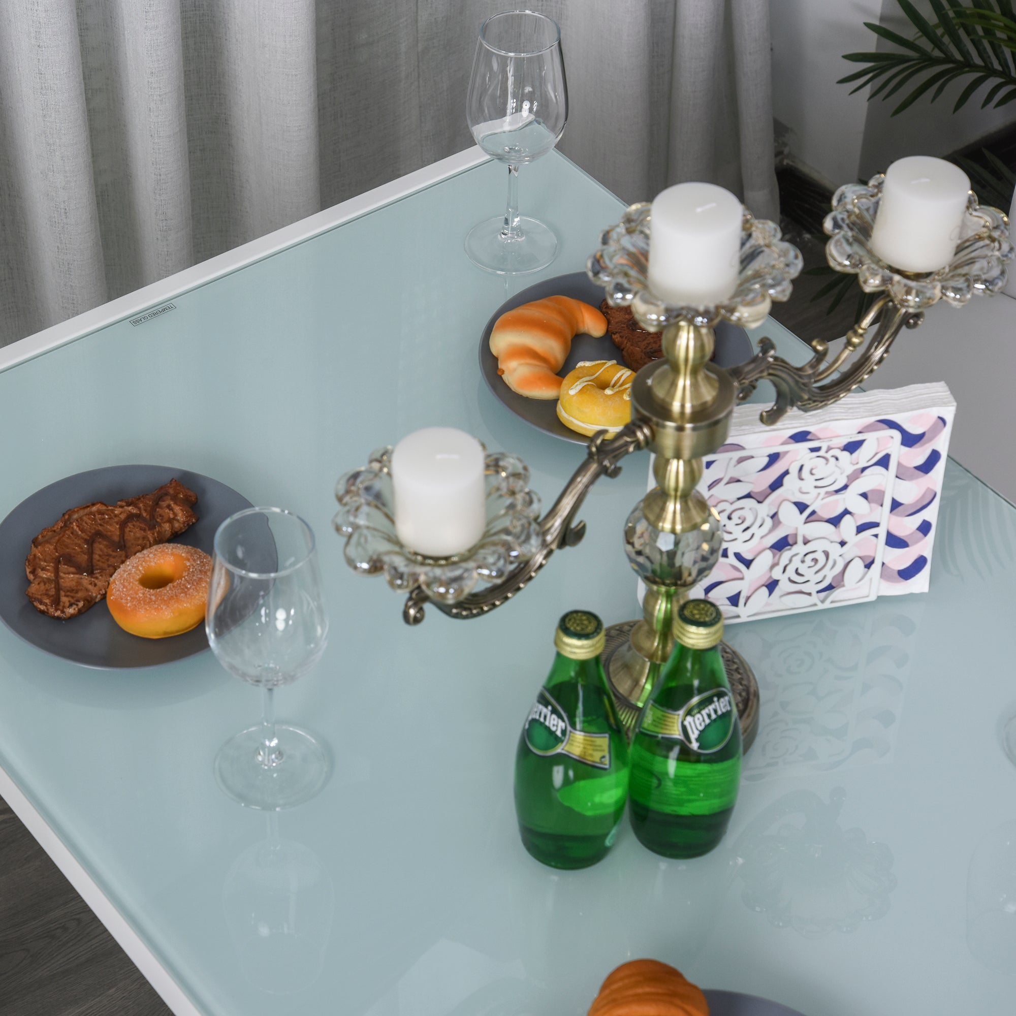 Set da Pranzo Tavolo con Piano in Vetro e 4 Sedie in Metallo e Similpelle  Bianco