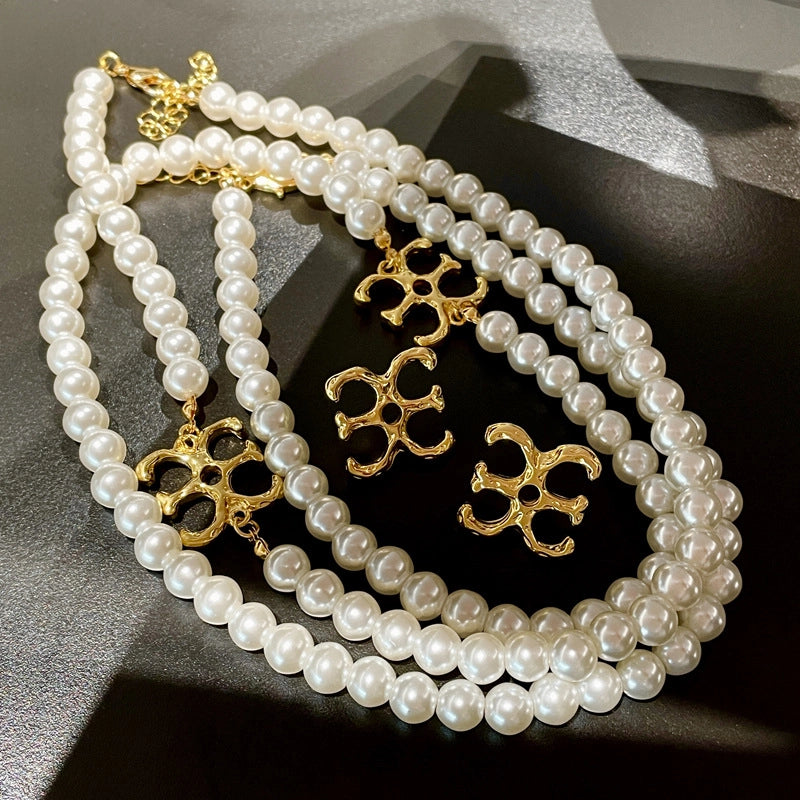 Set di collana e orecchini in metallo con perle, dal design retr¨° francese, stile cortese, elegante e raffinato, con catenina per clavicola da donna.