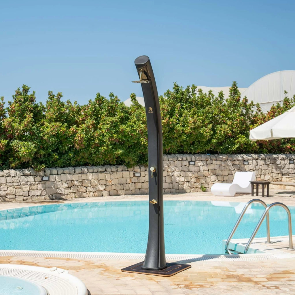 Sined Sole Xxl Doccia Solare Curva In Polietilene Hd Con Rubinetto e Lavapiedi Nero Serbatoio 40l Soffione Rotondo Rubinetto Lavapiedi Accessori In Metallo Colore Oro
