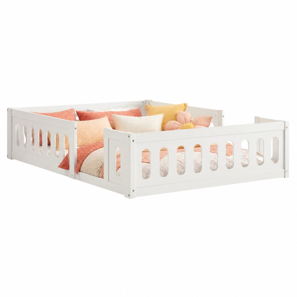 Letto a piattaforma 140 × 200 cm con recinto semichiuso in legno e MDF bianco; altezza 40 cm