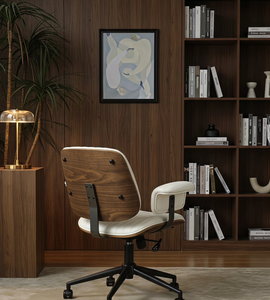 Poltrona da ufficio girevole in pelle PU beige con braccioli imbottiti e base in metallo