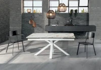 E-STYLO Tavolo allungabile con top in ceramica marmo bianco calacatta e vetro temperato, gambe in metallo verniciato bianco, 90cm X 160 / 240cm H. 76cm.