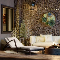 Lettino da sole, chaise longue in resina intrecciata con schienale regolabile, ruote, cuscino e braccioli, marrone e beige