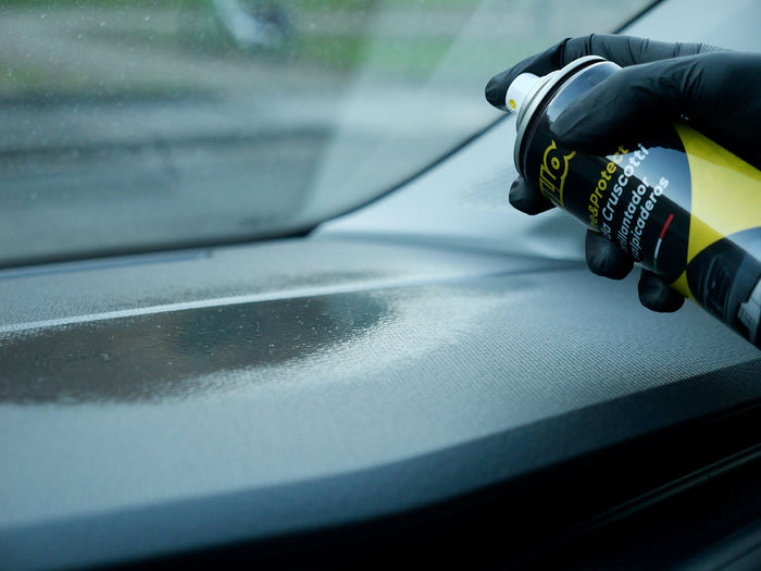 Bullock Car Care Shine&Protect Lucida Cruscotti, Protegge, Pulisce e Lucida Parti in Plastica, Effetto Antistatico, 400ml