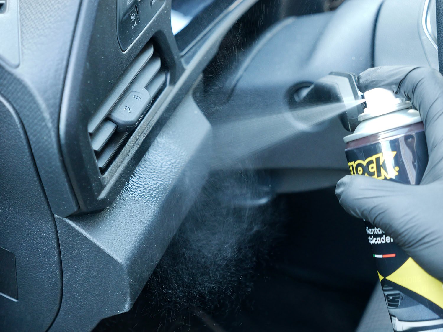 Bullock Car Care Shine&Protect Lucida Cruscotti, Protegge, Pulisce e Lucida Parti in Plastica, Effetto Antistatico, 400ml