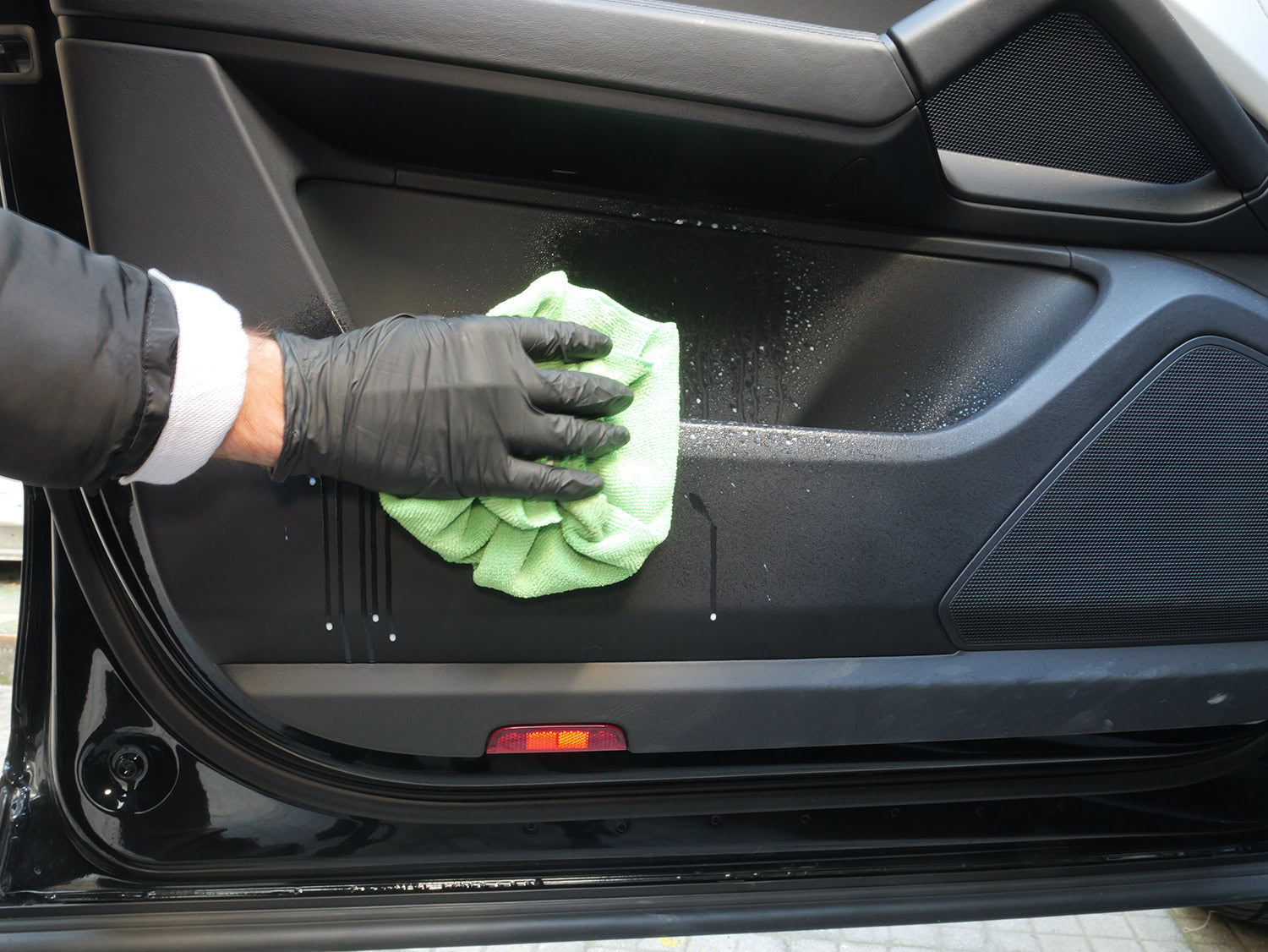 Bullock Car Care Plastibel, Rinnova e Lucida Superfici in Plastica e Gomma, Formula Antistatica Senza Aloni, per Abitacolo e Fascioni Esterni, 375ml