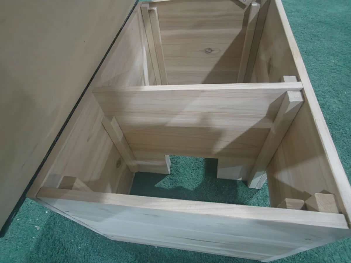 Casa del riccio in legno di pino con un ingresso