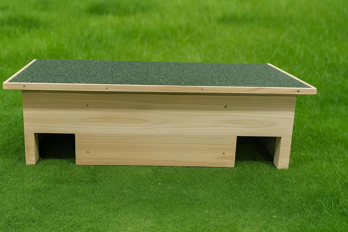 Casa del riccio in legno di pino con due ingressi