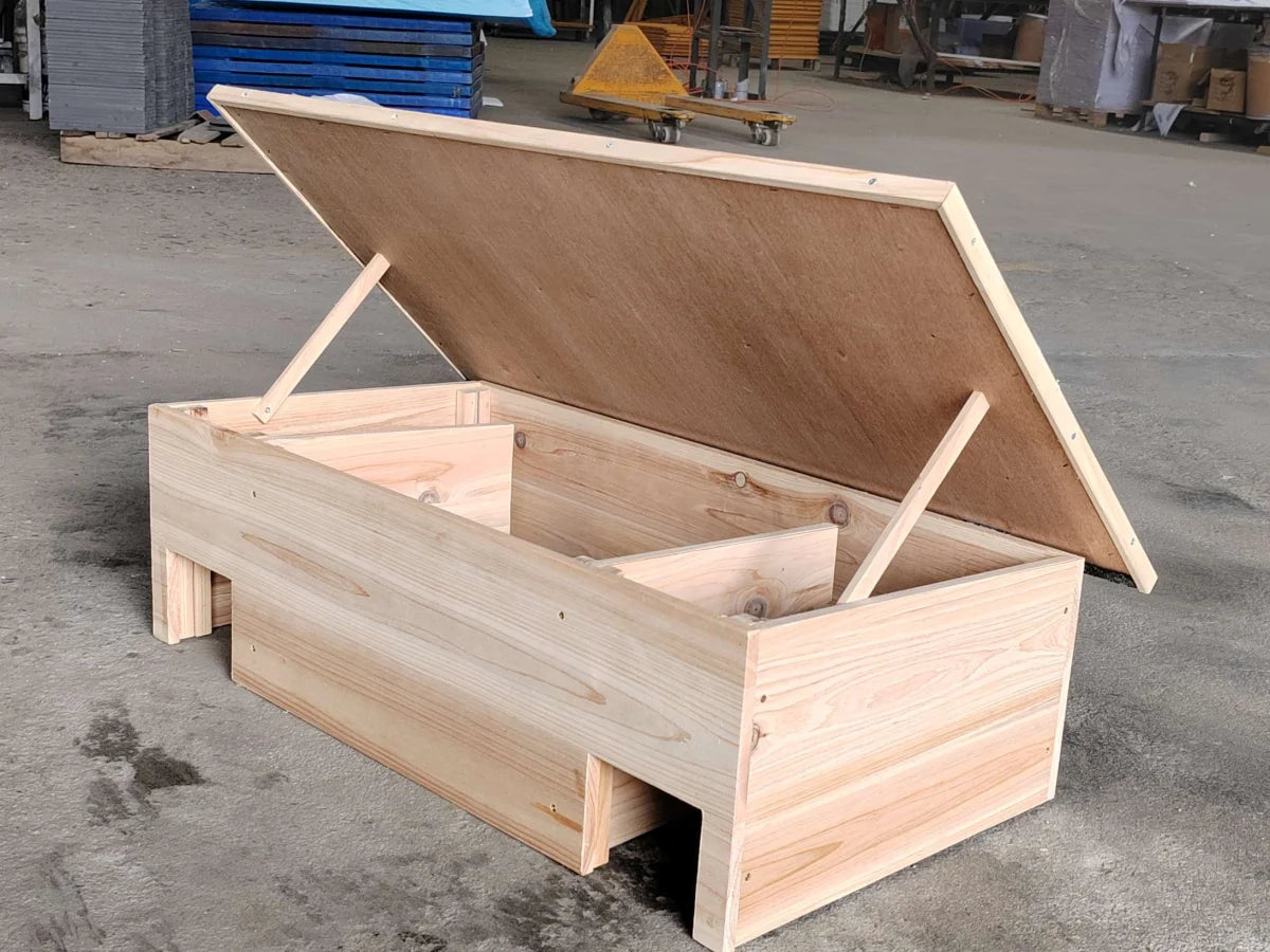 Casa del riccio in legno di pino con due ingressi