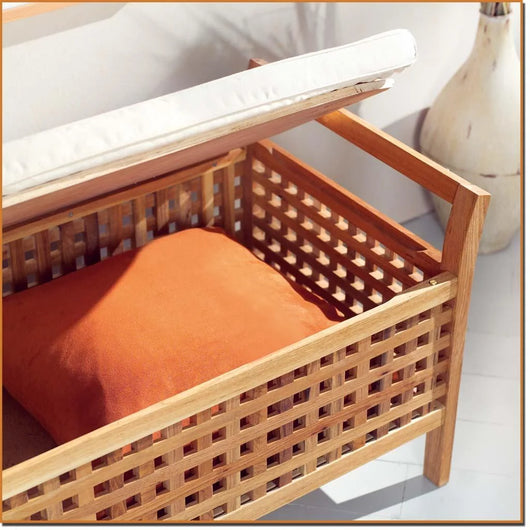 Panca in legno di noce con cuscini e spazio contenitore.