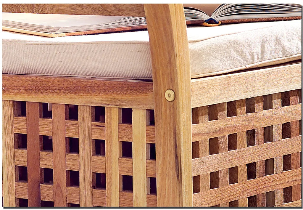 Panca in legno di noce con cuscini e spazio contenitore.