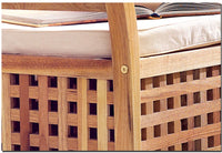 Panca in legno di noce con cuscini e spazio contenitore.