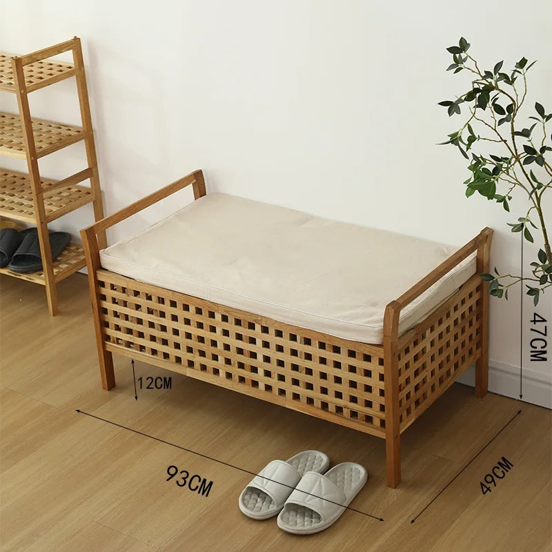 Panca in legno di noce con cuscini e spazio contenitore.