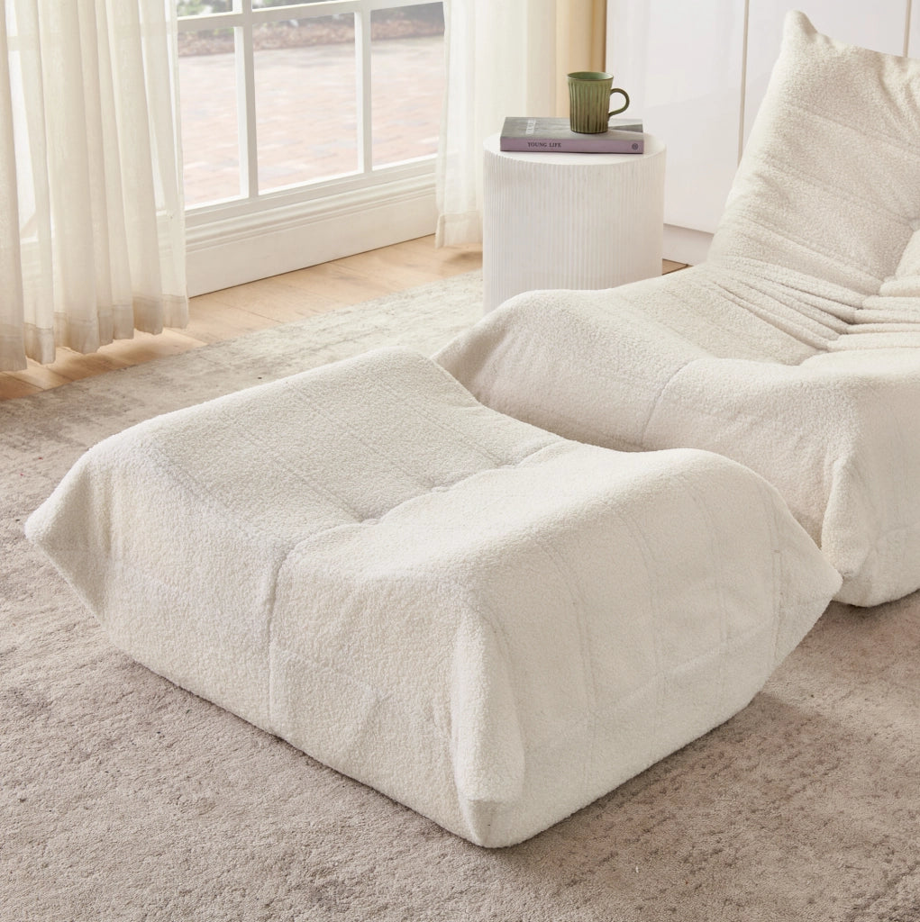 Poltrona da pavimento in teddy beige con poggiapiedi