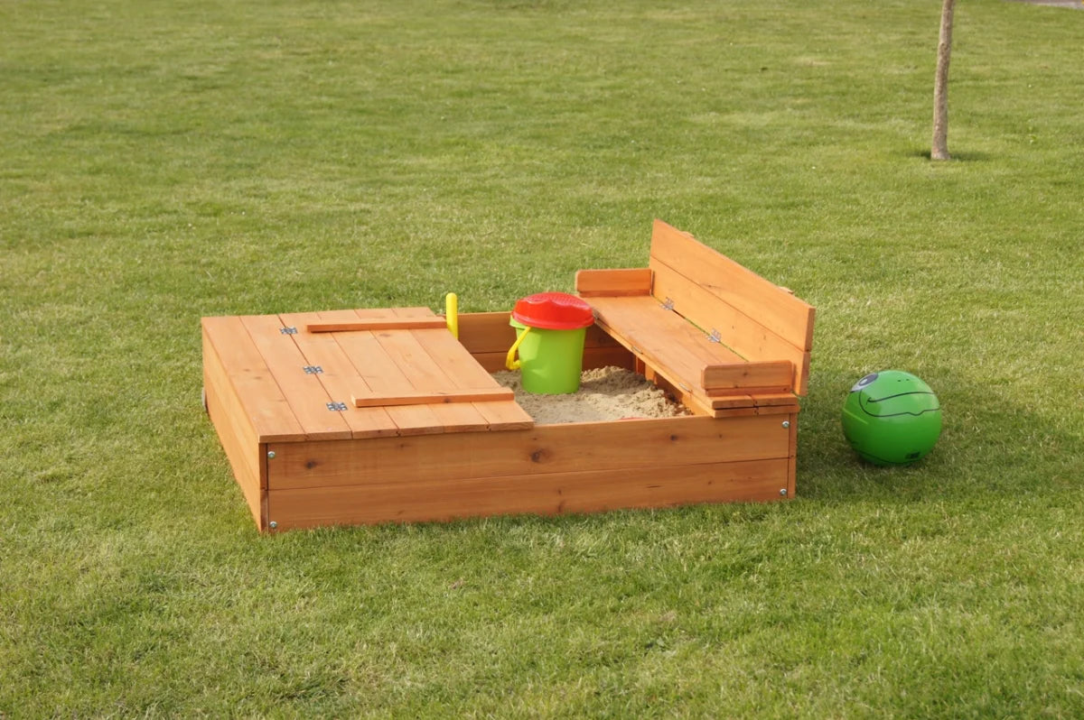 Sabbiera con coperchio e panchine