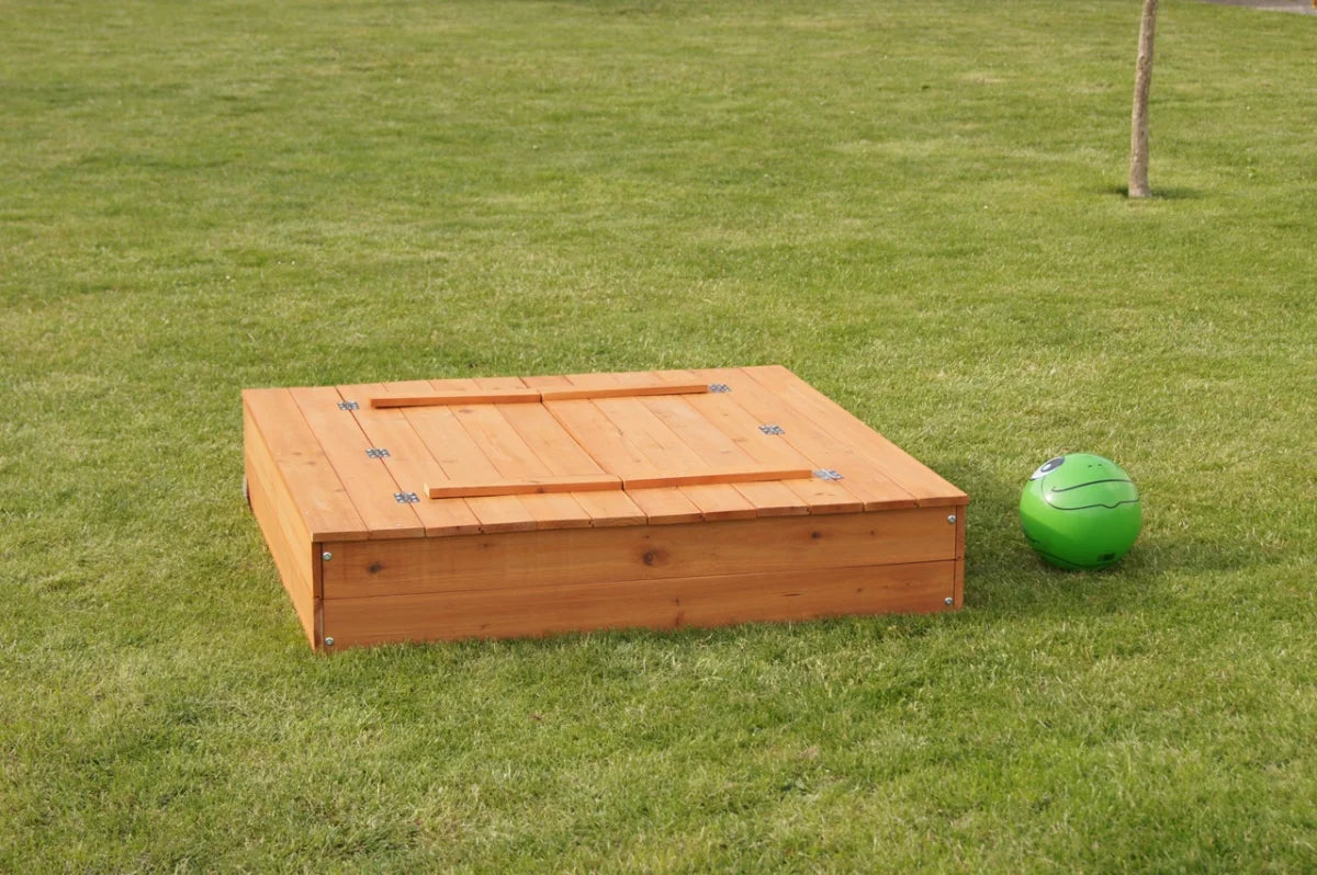 Sabbiera con coperchio e panchine