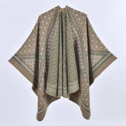 Mantella da donna spessa e calda con spacco, fantasia pied de poule e pois, a blocchi di colore.