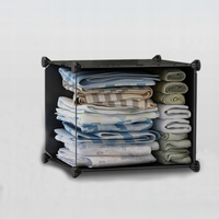 Armadio bianco da 111x47x147 cm, spazioso e capiente.