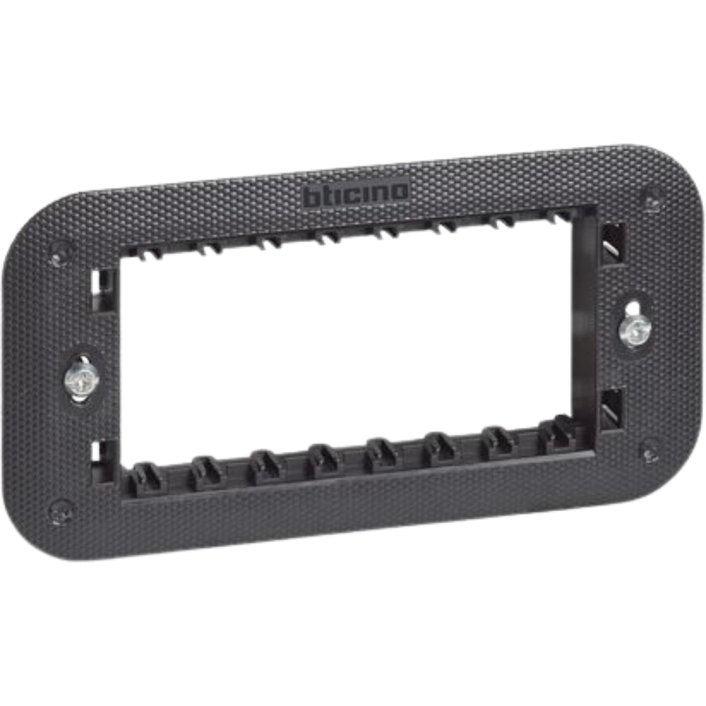 Bticino living now supporto con valva di protezione per placche modulari *** numero posti 4 moduli, confezione 1