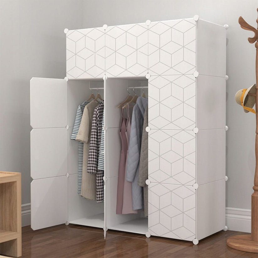 Armadio componibile con misure 147x110x47 cm, ideale per ogni stanza.