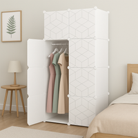 Guardaroba bianco con misure 147x75x47 cm, ideale per la camera da letto o l'ingresso.