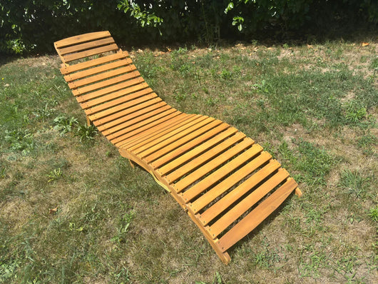 Set sdraio da giardino con cuscino grigio e tavolo