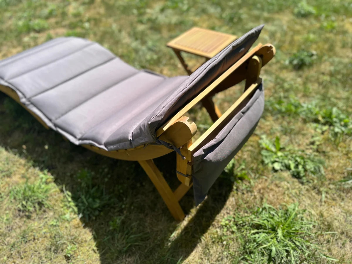 Set sdraio da giardino con cuscino grigio e tavolo