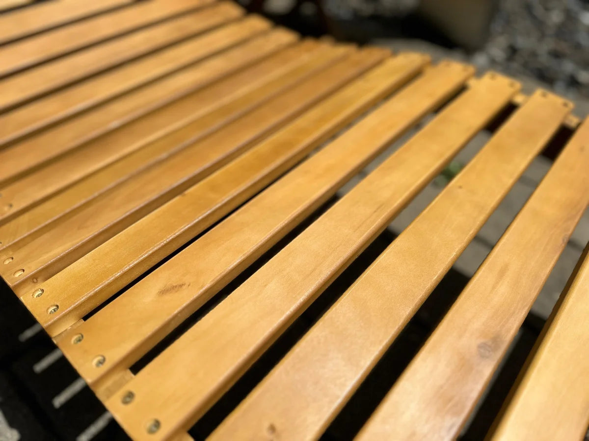 Set sdraio da giardino con cuscino beige e tavolo