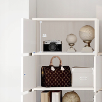 Moderno e capiente comò bianco in stile scandinavo loft retrò con ripiano