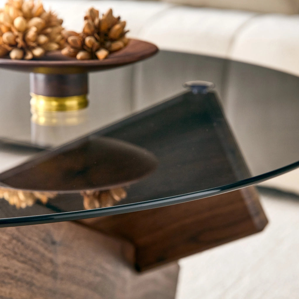 Tavolino da caffè rotondo con piano in vetro temperato e base geometrica in MDF; noce