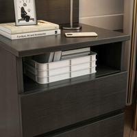 Comodino con finitura nera, con misure 40x59x32 cm, ideale per la camera da letto.