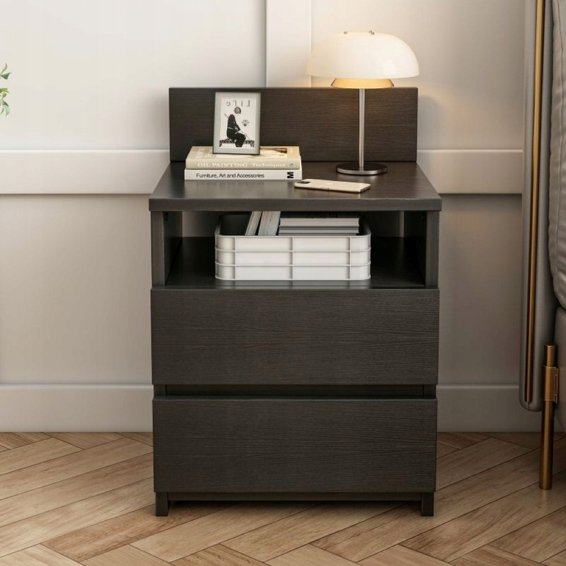 Comodino con finitura nera, con misure 40x59x32 cm, ideale per la camera da letto.
